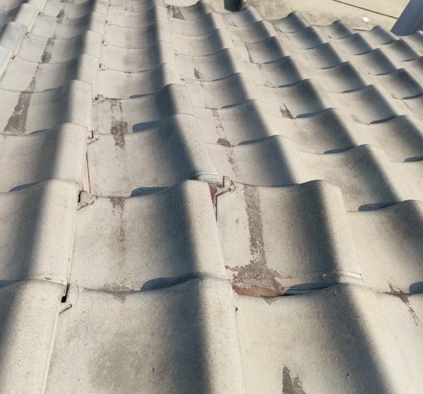 瓦の葺き直し前　ズレている瓦